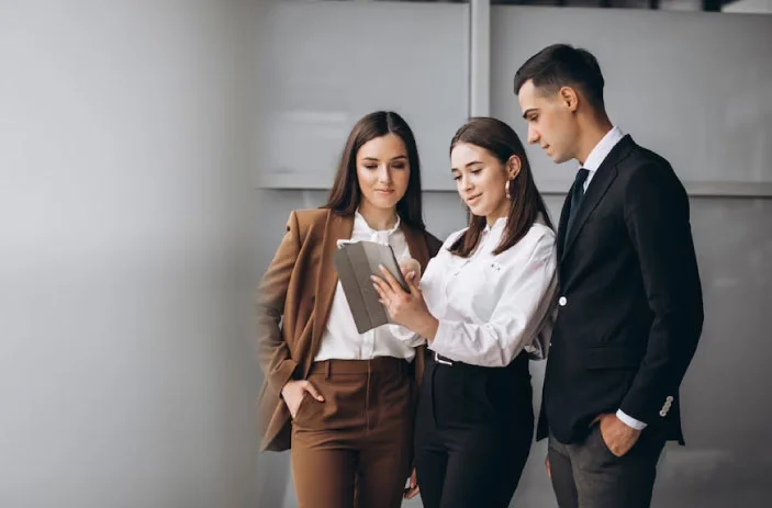 Compañeros de trabajo que han usado con éxito Hubspot para su marketing digital