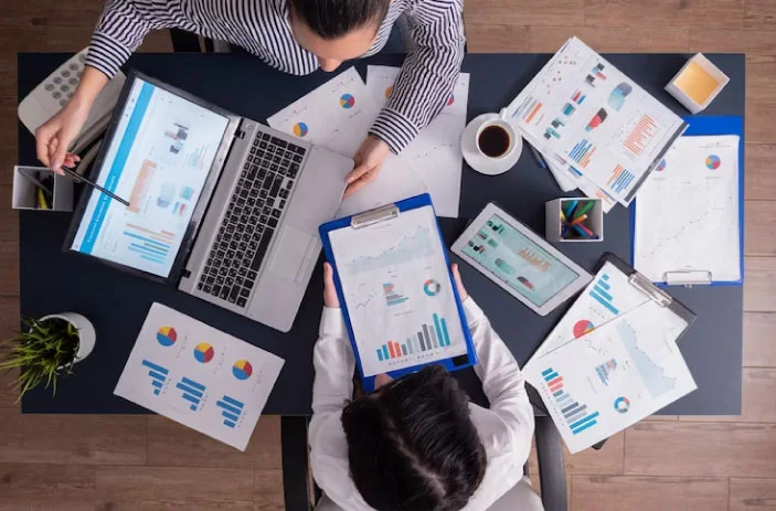 Equipo de trabajo analizando cómo Hubspot puede revolucionar el Marketing Digital
